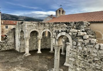 erhaltene Überreste der Kirche und des Klosters des heiligen Johannes des Evangelisten, Insel Rab