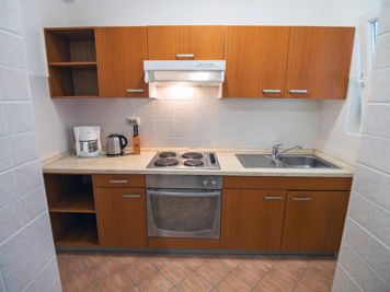 braune Wohnung, voll ausgestattete Küche