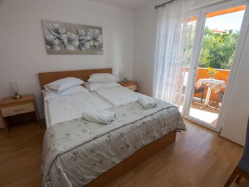 gelbe Wohnung, Schlafzimmer, Doppelbett