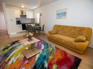 gelbe Wohnung, Wohnzimmer, LCD-TV mit Satellitenkanälen, Sofa, Esszimmer