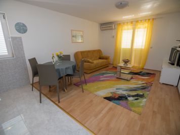 gelbe Wohnung, Wohnzimmer, LCD-TV mit Satellitenkanälen, Sofa, Esszimmer