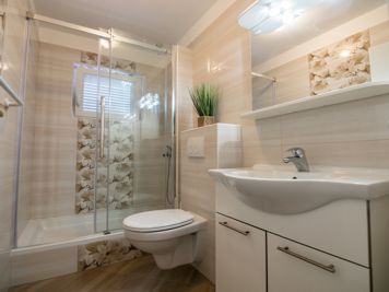 blaue Wohnung, modernes Bad, Dusche