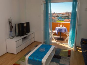 blaue Wohnung, Wohnzimmer, LCD-TV mit Satellitenkanälen, Sofa, Esszimmer, Blick auf die Altstadt von Rab