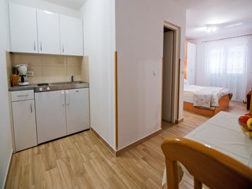 studio Wohnung, Küche, LCD-TV mit Satellitenkanälen, Küchentisch