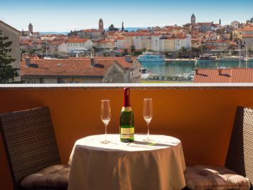 studio Wohnung, Balkon, Blick auf Rab, Tisch und Stühle