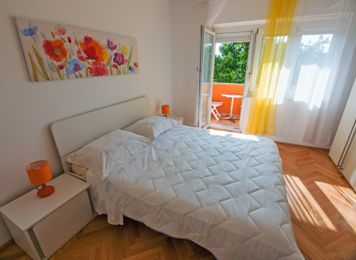 rote Wohnung, Schlafzimmer, Doppelbett