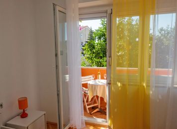 rote Wohnung, Schlafzimmer Balkon, Tisch und Stühle