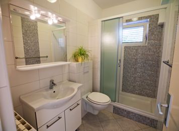 rote Wohnung, Bad, Dusche